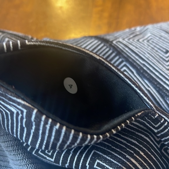 Lululemon cropped leggings in black with white geometric detail. - Picture 4 of 4